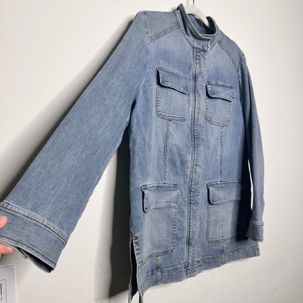 Chicos Light Wash Denim Barn Chore Jacket Mock Neck Zip Front Size 1 US 8/10 - Picture 2 of 7